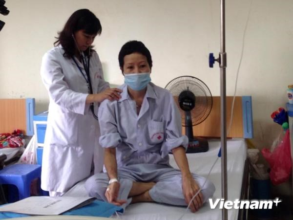  Bệnh nhân bị bệnh máu trắng đang điều trị tại Viện huyết học-Truyền máu Trung ương. (Ảnh: PV/Vietnam+)