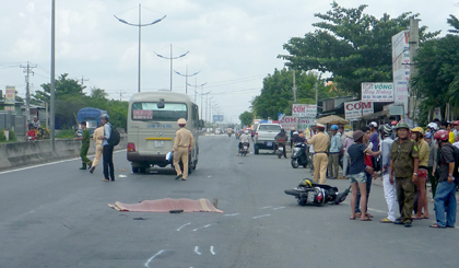 Va quẹt ô tô khách, 1 thanh niên tử vong