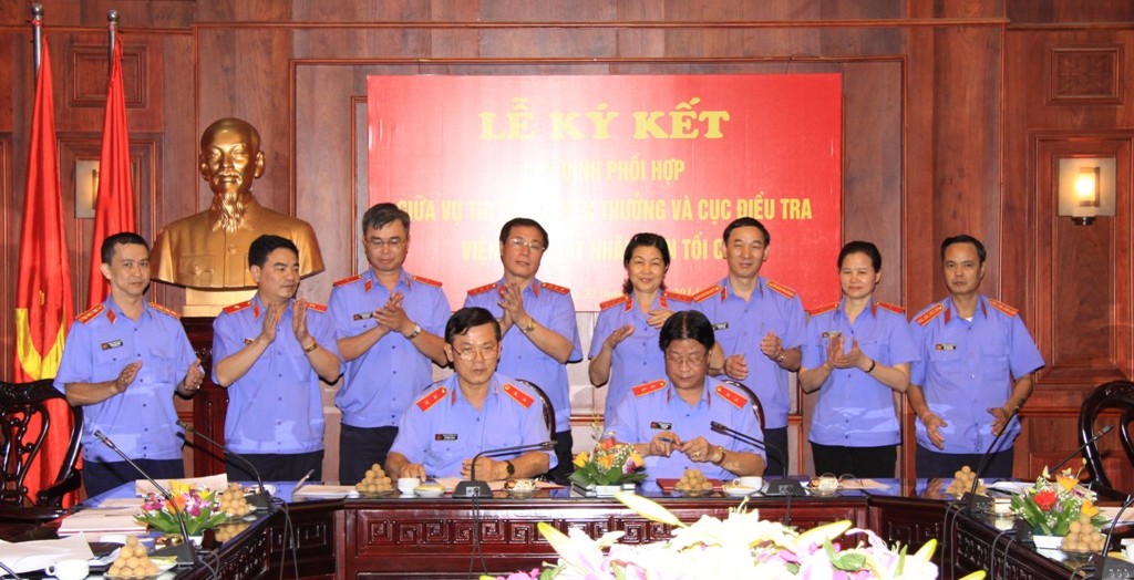  Các đồng chí Phó Viện trưởng VKSNDTC: Nguyễn Thị Thủy Khiêm, Nguyễn Hải Phong chứng kiến Lễ ký Quy định phối hợp giữa Vụ Thi đua - Khen thưởng và Cục Điều tra VKSNDTC.