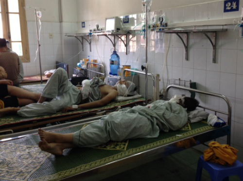 13 người bị bỏng, ngộ độc khí trong vụ cháy bar Luxury