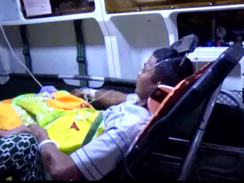 Dùng cào sắt bổ cắm vào đầu bạn nhậu