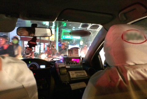 Những chiêu trấn lột khách táo bạo của giới taxi đểu