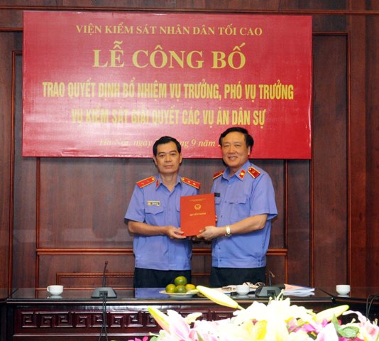 PGS.TS Nguyễn Hòa Bình, Viện trưởng VKSNDTC trao quyết định bổ nhiệm Phó Vụ trưởng Vụ 5 cho đồng chí Nguyễn Tiến Thành