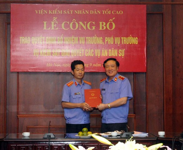 PGS.TS Nguyễn Hòa Bình, Viện trưởng VKSNDTC trao quyết định bổ nhiệm Vụ trưởng Vụ 5 cho đồng chí Nguyễn Văn Quảng