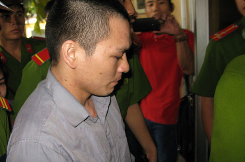 Lý Nguyễn Chung được đưa vào phòng xét xử.