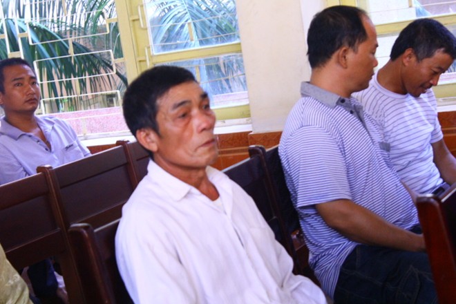 Ông Lý Văn Chúc (bố đẻ Chung) và người thân có mặt tại tòa từ sớm với vai trò liên quan.