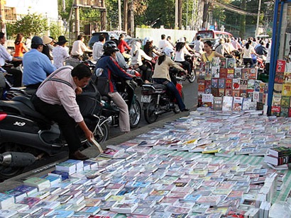 Sách lậu bày bán tràn lan trên thị trường.