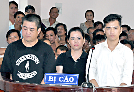 Cả nhà lãnh án vì bảo vệ con