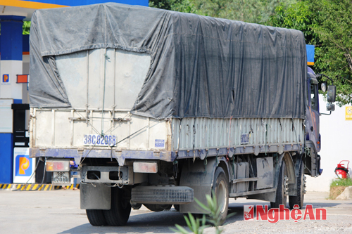 Tài xế nhấn ga đâm thẳng xe công vụ rồi bỏ trốn