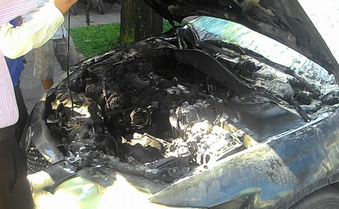 Nhiều tài xế dừng xe, lấy bình cứu hỏa dập lửa ôtô bốc cháy giữa đường