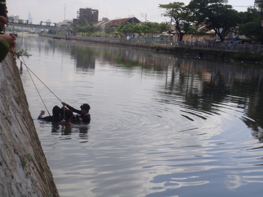 Bị truy đuổi, tên cướp nhảy sông và chết đuối