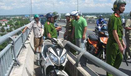 Một thiếu nữ nhảy cầu Rạch Miễu tự tử