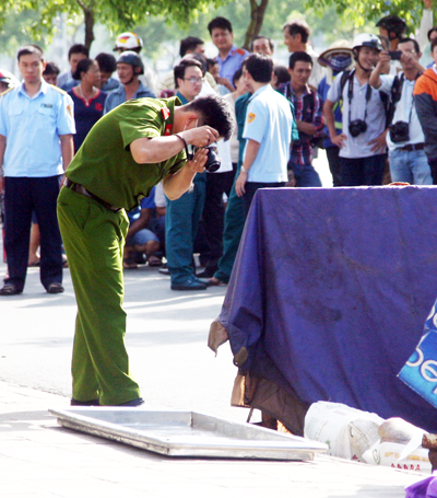 Công an khám nghiệm hiện trường hai bao tải chứa xác. Ảnh: An Nhơn