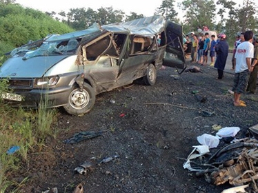 2 người chết, 11 người bị thương trong vụ ô tô tông xe máy