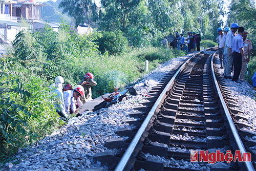 Băng qua đường sắt bị tàu tông tử vong