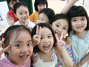 Cần có chính sách ưu tiên trẻ em gái