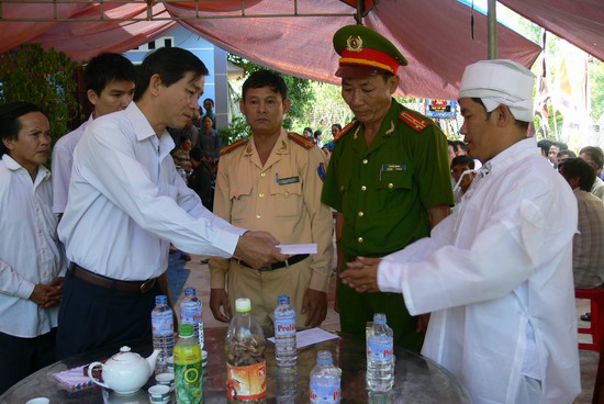 Chia buồn, hỗ trợ cho người thân gia đình nạn nhân