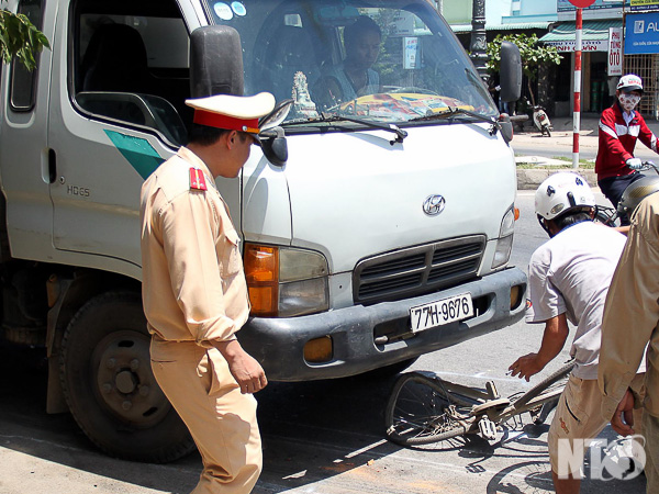 Xe tải lao lên lề đường gây tai nạn