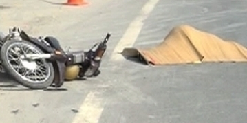 Đi bộ không đúng phần đường bị xe tông tử vong