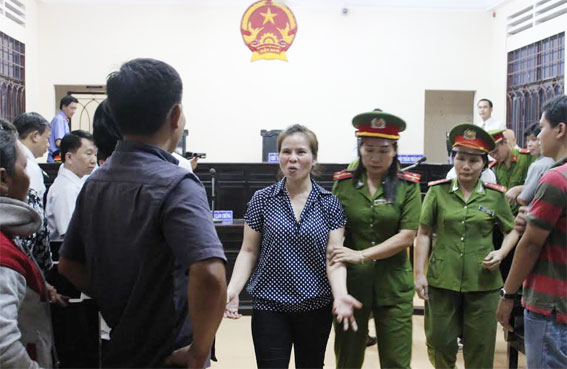 Ba bị cáo lãnh án tù vì tội làm nhục người khác