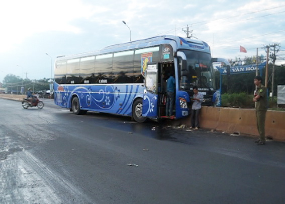 Xe khách đâm dải phân cách, 4 người nhập viện