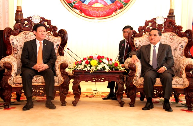 Thủ tướng Thongsinh Thammavong tiếp đồng chí Vương Đình Huệ
