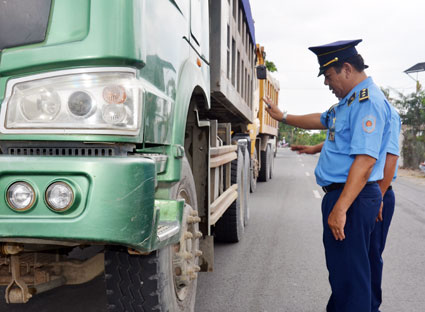 Xử lý xe chở quá tải Phạt cả tài xế lẫn chủ xe