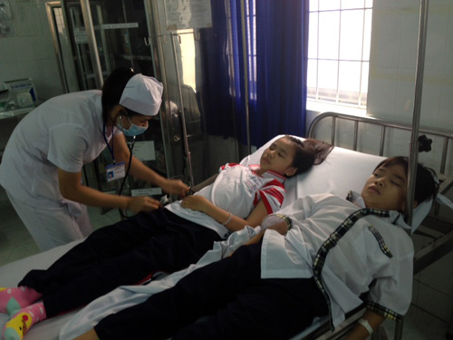  Các em học sinh tại Khoa cấp cứu Bệnh viện Lê Lợi - Ảnh: Nguyễn Long