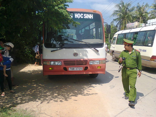 Xe đưa đón học sinh tông chết học sinh