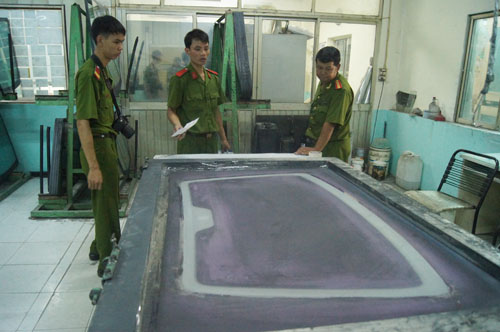 Phát hiện điểm sản xuất kính ô tô giả