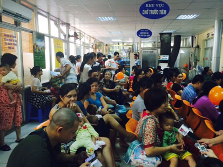 Hết cảnh nơm nớp lo rình tiêm vắc xin cho con