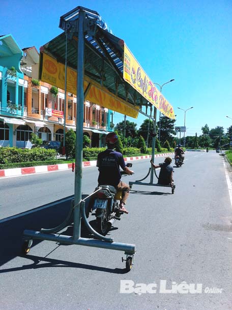 Kè kéo các phương tiện cồng kềnh trên đường phố