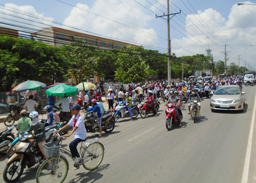 Đón con, phụ huynh đậu xe lấn đường