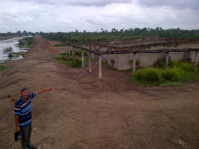 Ép dân trả lại tiền bồi thường đất, UBND huyện đứng về phía ai