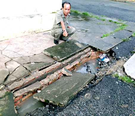 Bị chụp ảnh lúc ăn nhậu, tấn công công an