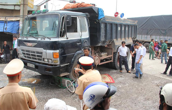 Một người đàn ông tật nguyền bán vé số dạo bị xe tải cán chết