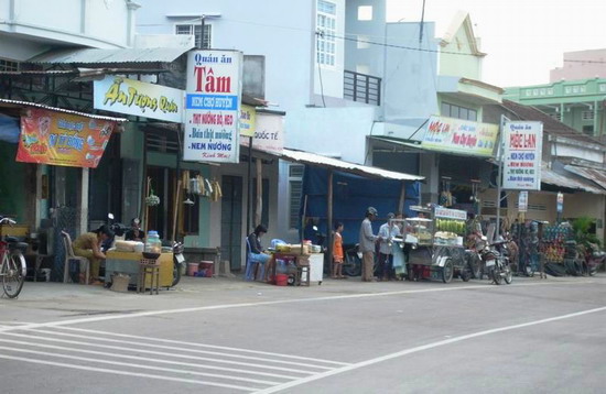 Yêu cầu xử lý vi phạm hành lang bảo vệ đường bộ tuyến QL 19