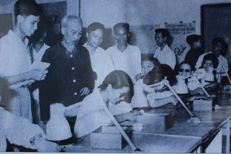 Bác Hồ đến thăm Nhà máy Bóng đèn - Phích nước Rạng Đông (28/4/1964)