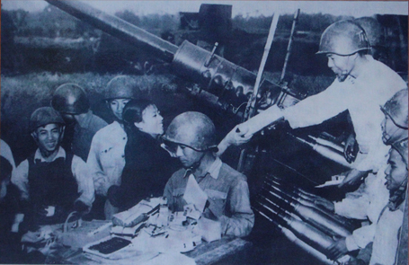 Công ty Bách hóa Hà Nội đưa hàng đến tận trận địa pháo cao xạ phục vụ chiến đấu