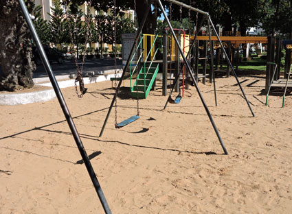 Công viên Bãi Trước Xích đu bị hư hỏng