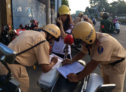 Xử phạt 50 trường hợp học sinh đi xe máy đến trường