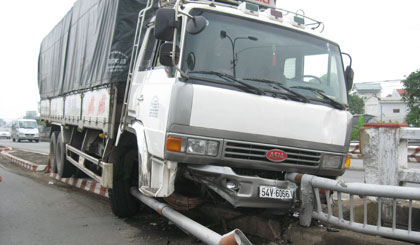 Tài xế ngủ gục, xe tải tông sập lan can cầu