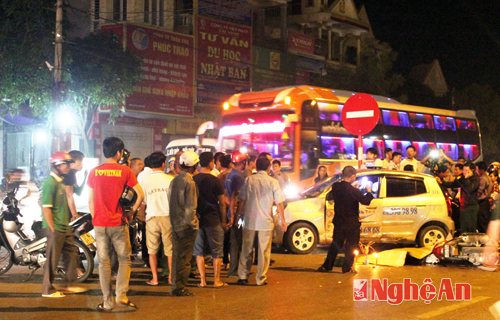 Taxi đâm xe máy, một người tử vong