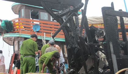 Tàu cá đang neo đậu bỗng dưng bốc cháy