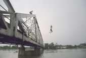 Làm xiếc trên cầu Phú Long