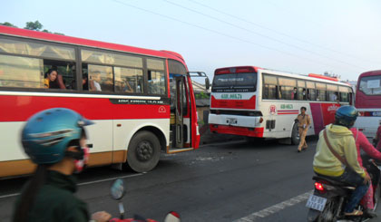 Va chạm giữa 4 ô tô trên Quốc lộ 1 trong giờ cao điểm