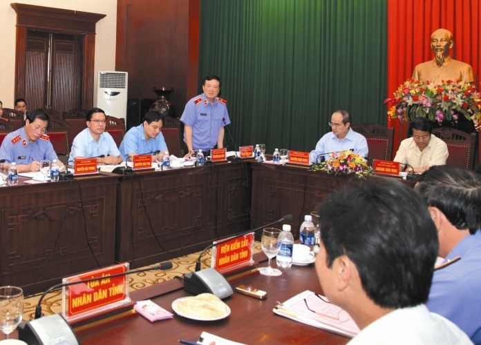  Đồng chí Nguyễn Hòa Bình, Ủy viên Trung ương Đảng, Viện trưởng VKSNDTC phát biểu tại buổi làm việc.