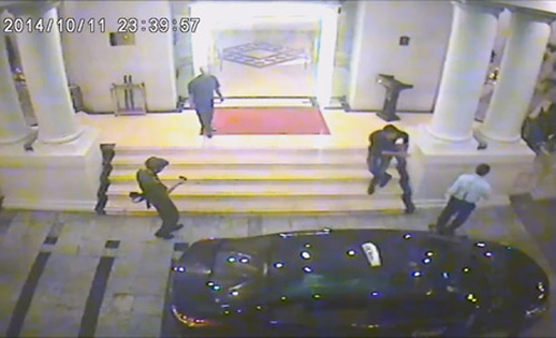  Hình ảnh từ camera ngoài cửa khách sạn cho thấy có người mặc sắc phục công an, tay cầm súng 