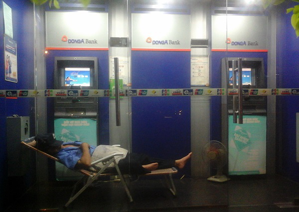 Buồng ATM nơi lý tưởng … để ngủ