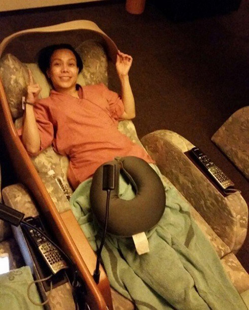 Nghệ sĩ Việt Hương phải ngủ tạm bợ ở một tiệm massage tại Nhật.